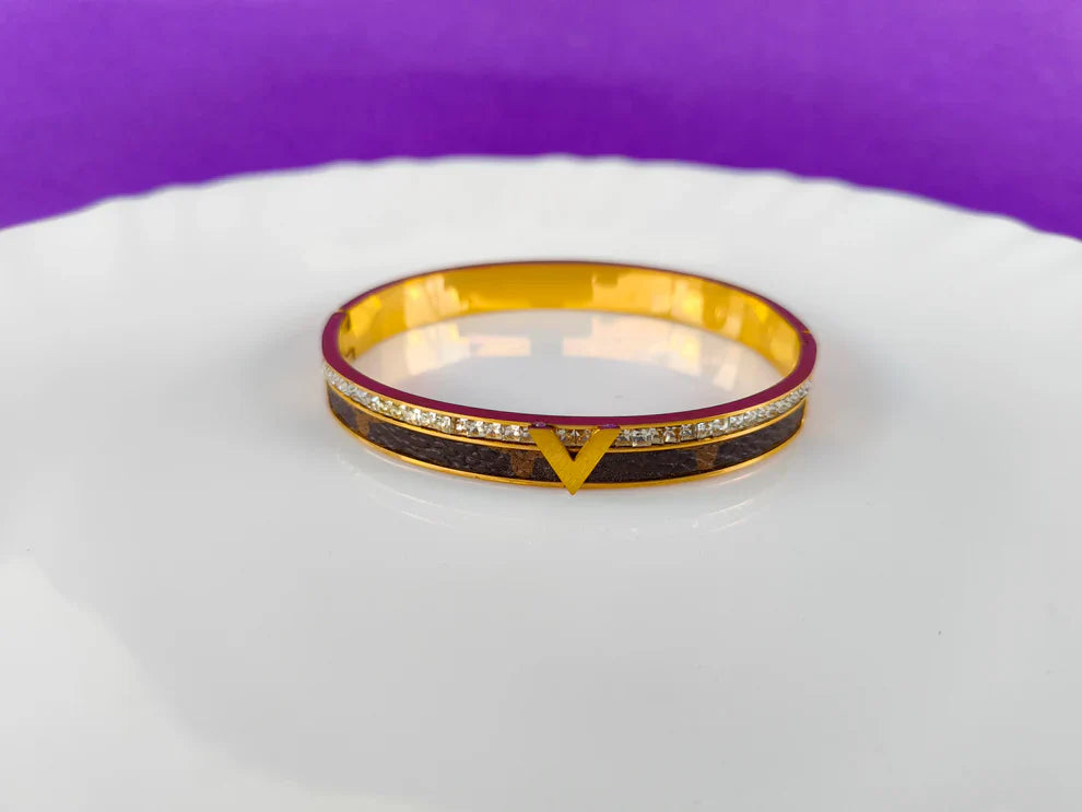 GOLDEN V LEATHER BRACELET ( Small Size )