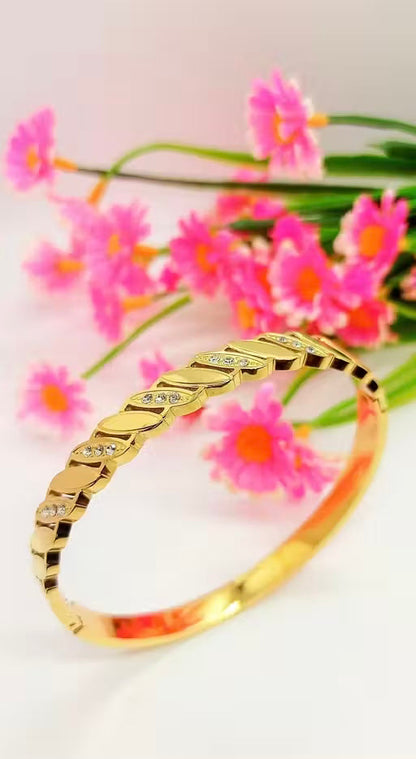 Slanting Oval Designer Bracelet ( Small Size )